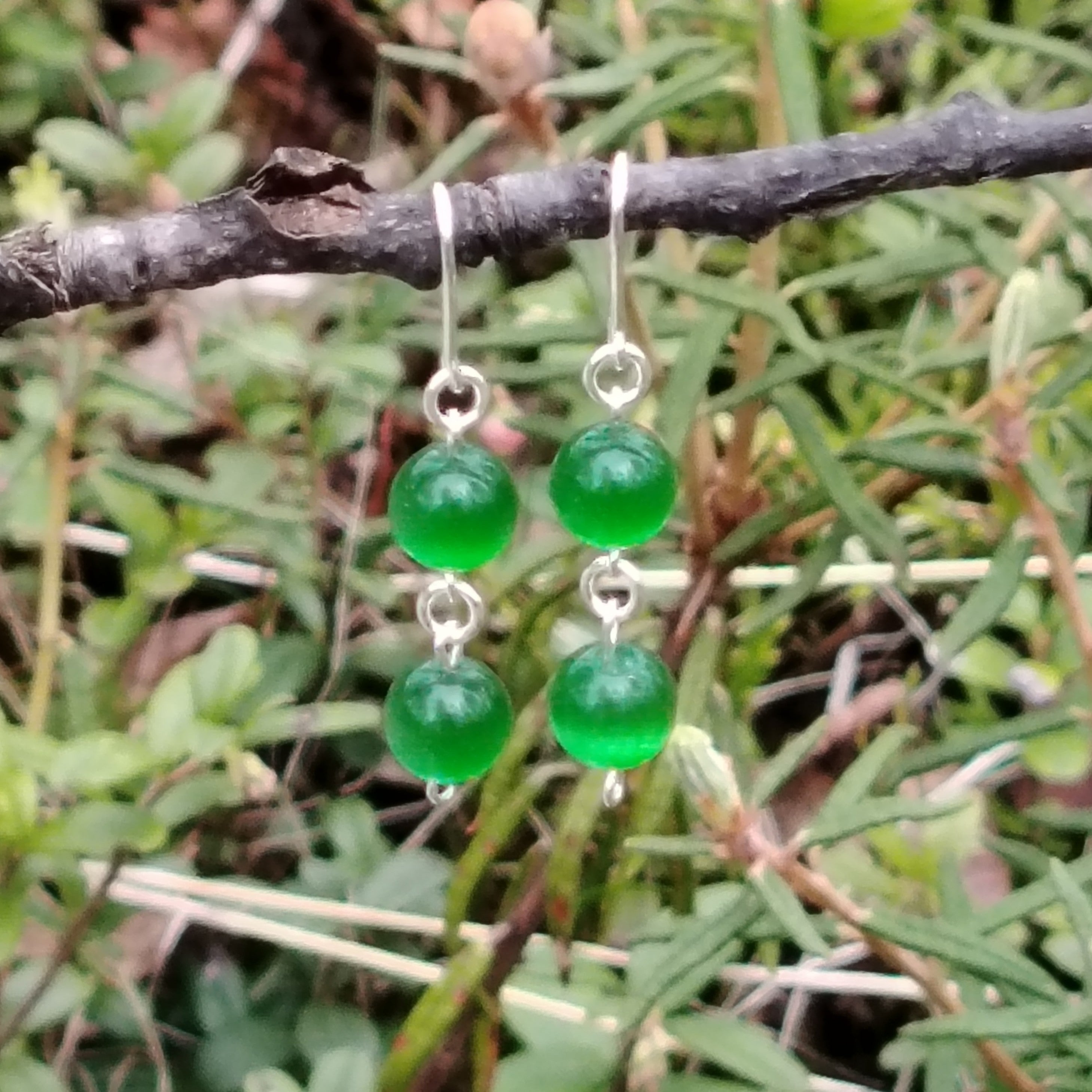 Mustikka: korvakorut vihreillä kissansilmälasihelmillä